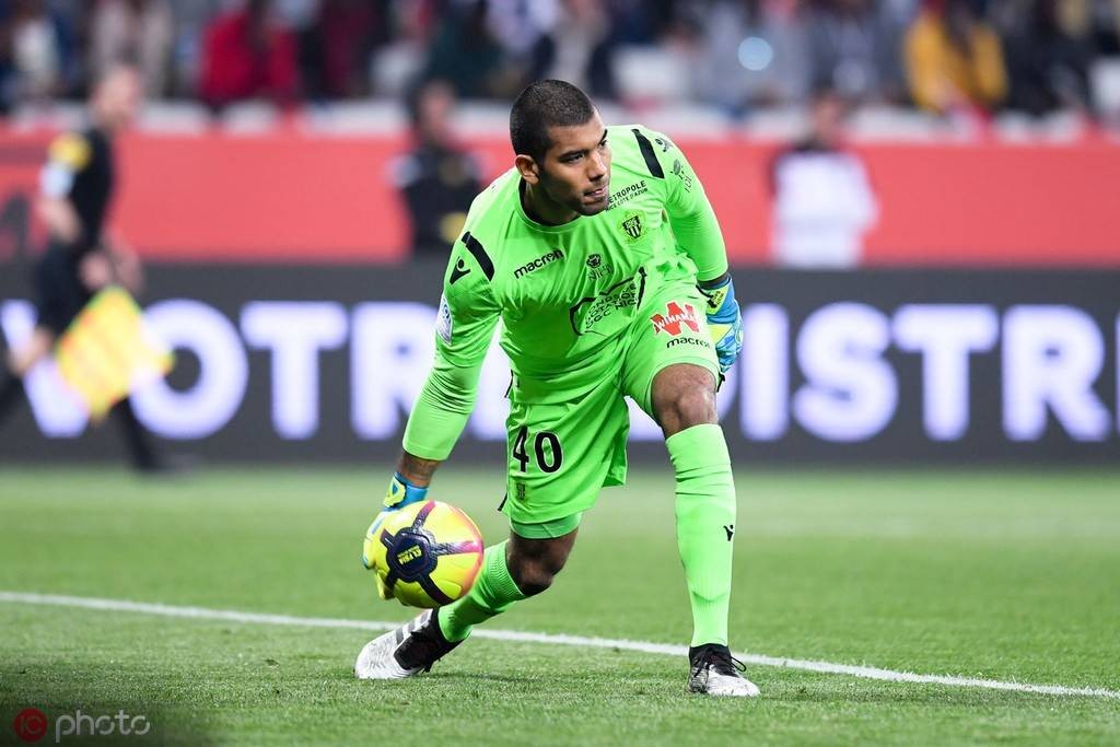 尼斯队主场门将神勇,助球队守住胜利 尼斯队主场门将神勇,助球队守住胜利