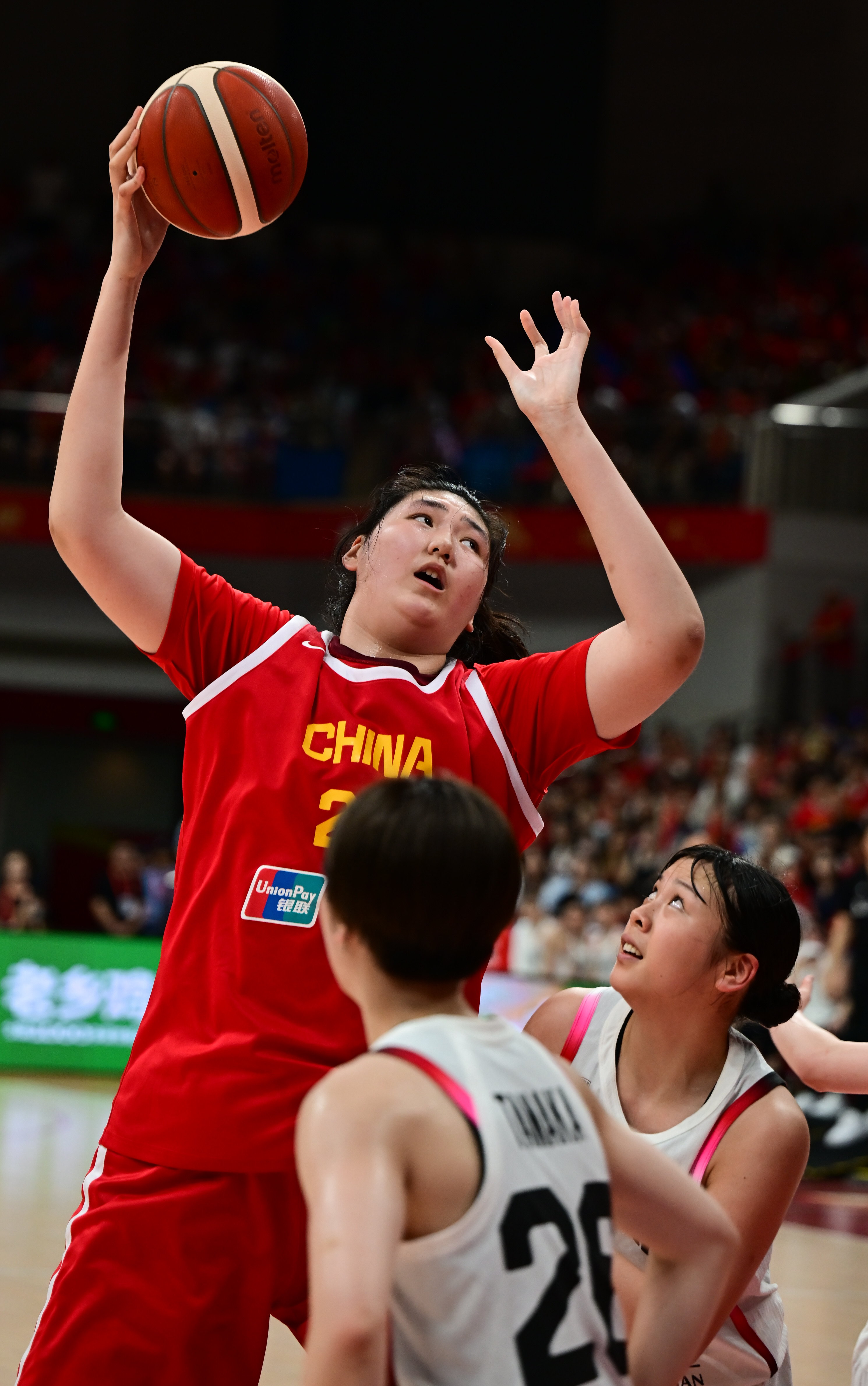 首次参赛中国女篮球员奋力拼搏卫冕成功 首次参赛中国女篮球员奋力拼搏卫冕成功