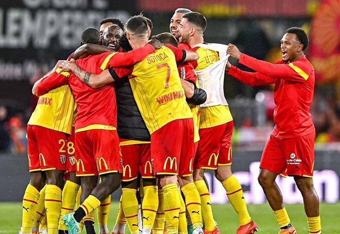 兰斯队在前方积分榜上稳居前茅 兰斯队在前方积分榜上稳居前茅