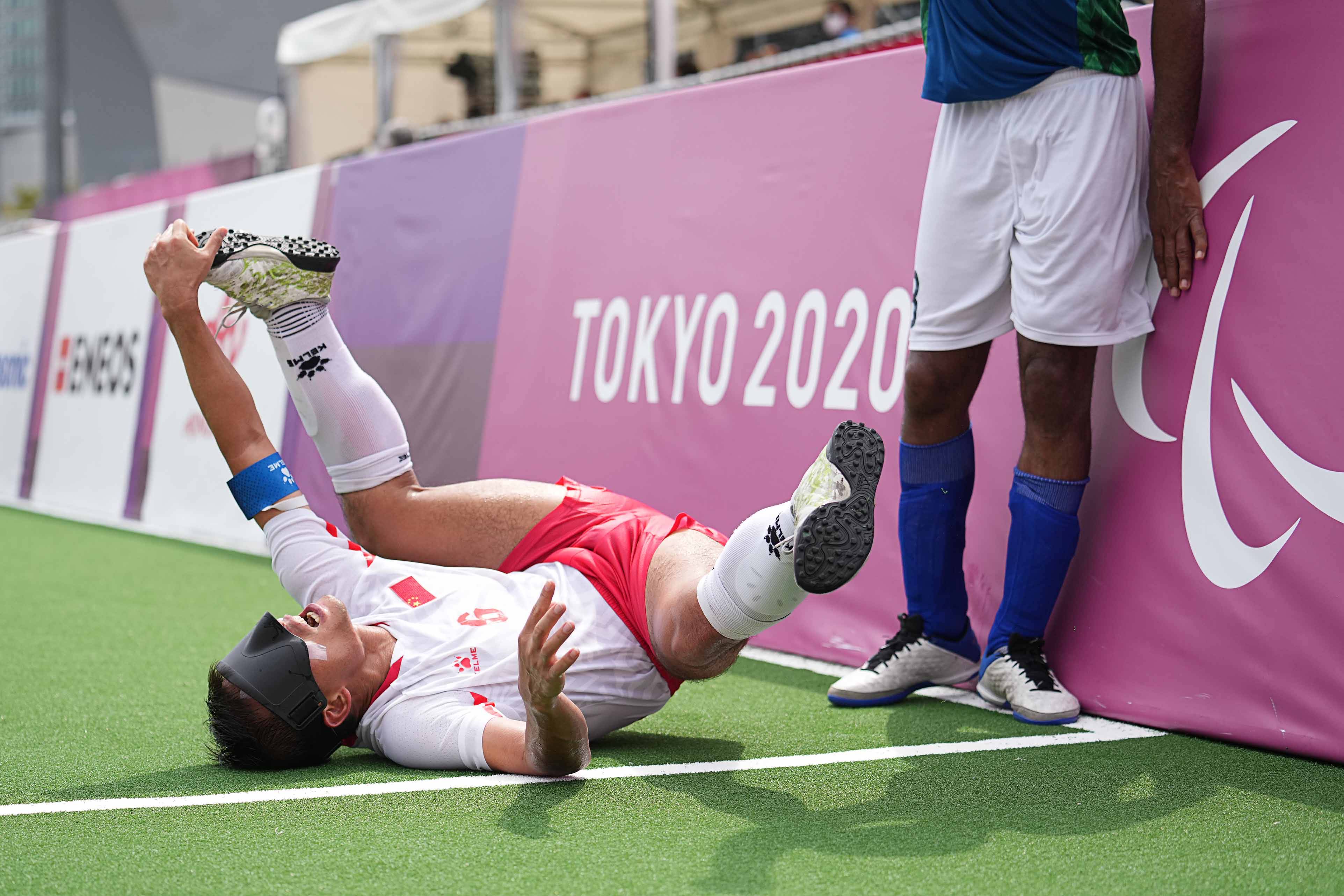 足球明星选手受伤退赛，引发热议